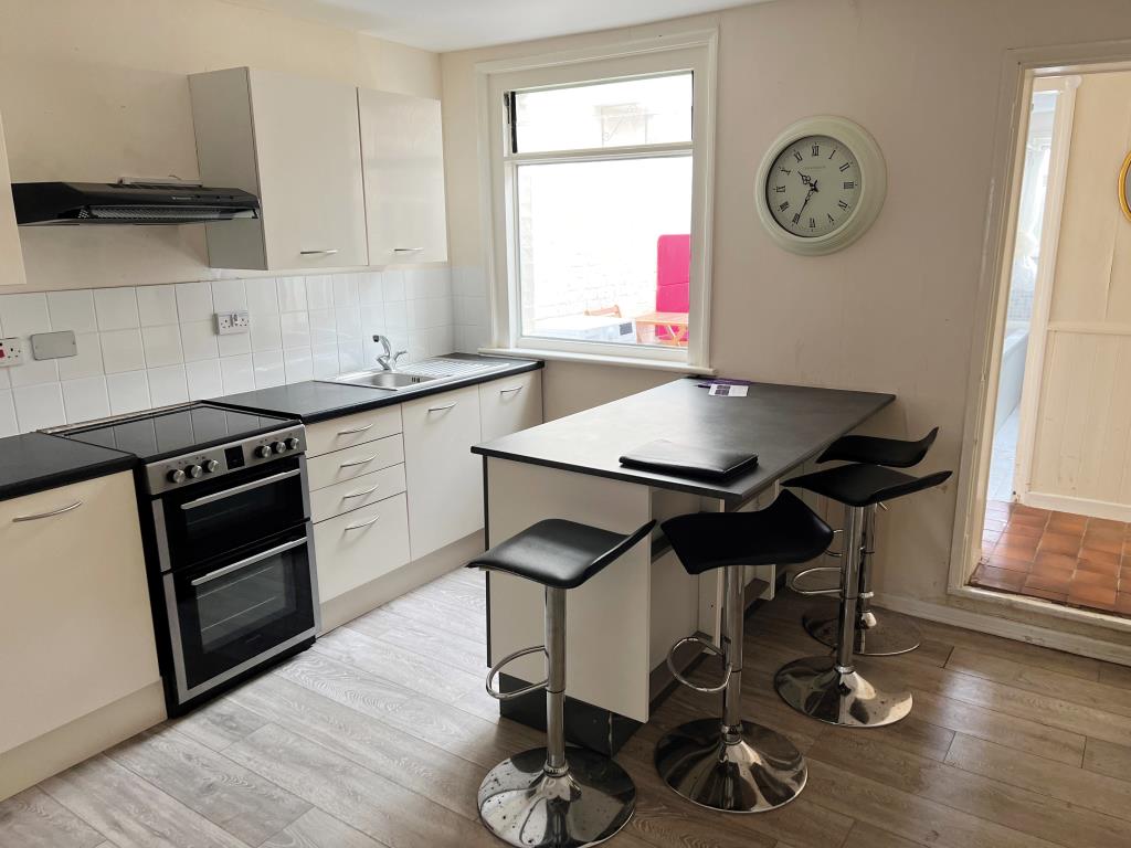 Lot: 111 - HOUSE FOR INVESTMENT OR OCCUPATION - Kitchen/Dining Room